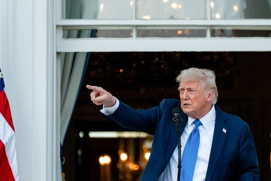 도널드 트럼프 미국 대통령이 4일(현지시간) 미국 워싱턴 D.C. 백악관 남쪽 잔디밭에서 열린 여름 사교 모임에서 연설하고 있다. EPA=연합뉴스