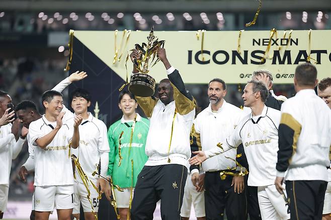 지난해 10월 서울월드컵경기장에서 세계적인 축구 레전드들이 맞붙은 아이콘 매치. [사진 넥슨]