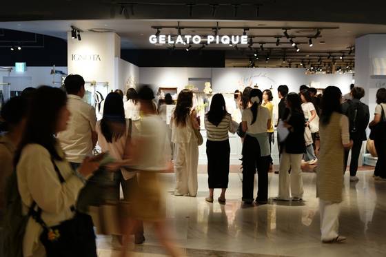 오픈과 함께 인파가 몰렸던 젤라또피케 롯데월드타워 팝업스토어. 지하철 출구 앞 광장이라 이동 트래픽이 매우 높다. (사진 제공=SE international)