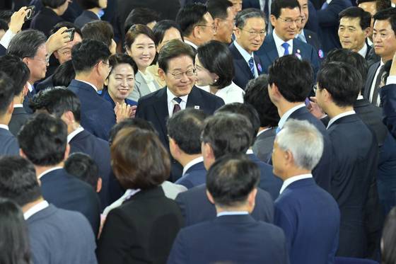 이재명 신임 대통령이 4일 서울 여의도 국회 로텐더홀에서 열린 약식 취임식에서 연설을 마친 후 퇴장하고 있다. 임현동 기자