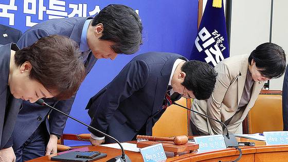 박찬대 더불어민주당 당대표 직무대행 겸 원내대표(오른쪽 둘째)가 5일 오전 국회에서 열린 최고위원회의에 참석해 인사하고 있다. 임현동 기자