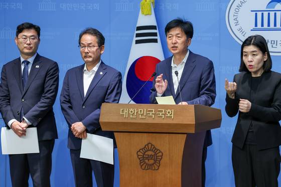 오기형 더불어민주당 대한민국 주식시장 활성화 TF 단장을 비롯한 의원들이 5일 서울 여의도 국회 소통관에서 상법 개정안 재추진 관련 기자회견을 하고 있다. 뉴스1