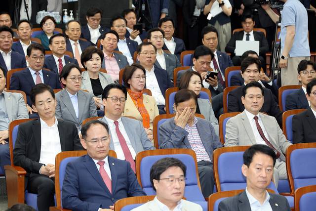 ▲ 5일 서울 여의도 국회에서 열린 국민의힘 의원총회에서 의원들이 권성동 원내대표의 발언을 듣고 있다. 연합뉴스
