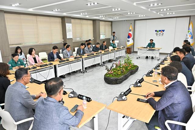 ▲ 정선군은 5일 군청 소회의실에서 이창우 부군수 주재로 각 실·국·과·소장 등이 참석한 가운데 새정부 출범에 따른 대응 방안 모색을 위한 간부회의를 개최했다.