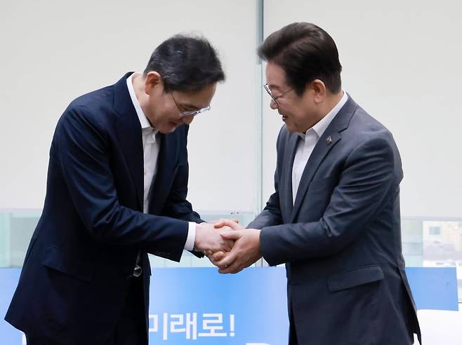 이재명 대통령이 지난 3월 이재용 삼성전자 회장과 서울 강남구 삼성 청년 소프트웨어 아카데미(SSAFY)에서 만나 환담하고 있다./한국경제