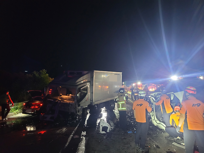 경북 포항시 남구 연일읍 영일만대로에서 5일 0시45분쯤 소형 스포츠유틸리티(SUV) 차량이 역주행하다가 마주 오던 2.5t 트럭과 충돌한 사고가 발생해 소방당국이 구조활동이 벌이고 있다. 경북소방본부 제공