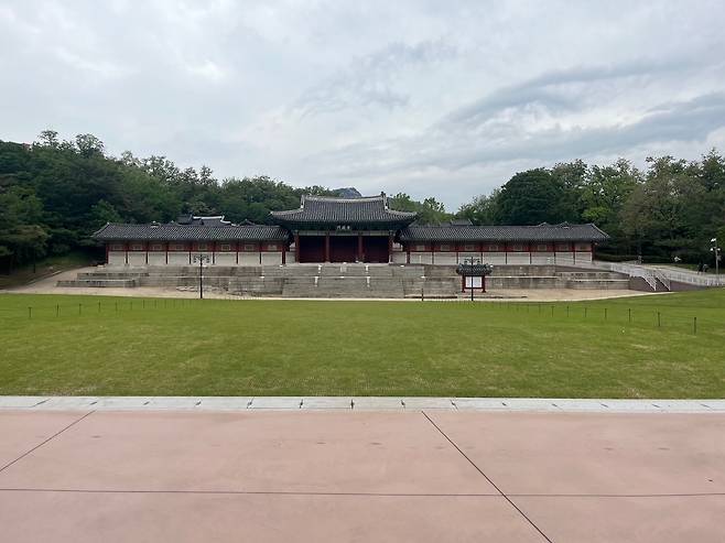 경희궁 진입공간에 잔디 마당이 조성되어 있다. 서울시 제공