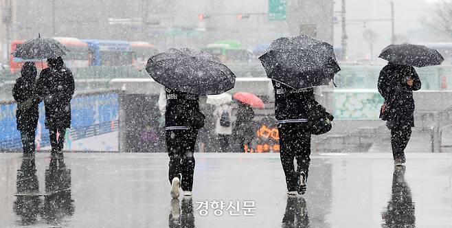 3월 4일 서울 광화문광장을 찾은 시민들이 우산을 쓴 채로 걸어가고 있다. 서성일 선임기자