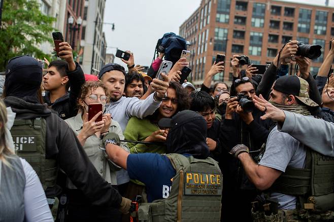 미국 연방요원들이 4일(현지시간) 일리노이주 시카고에서 이민자 체포를 방해하려는 시위대를 막고 있다. 로이터연합뉴스