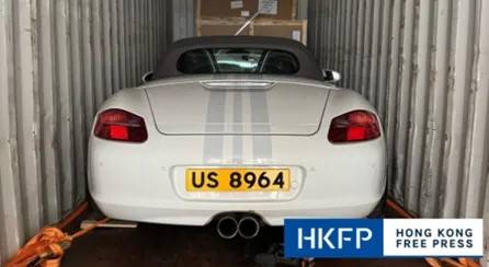 홍콩 주민 앤서니 치우가 공개한 ‘US8964’ 번호판을 단 차량이 컨테이너에 실리는 사진. HKFP캡처