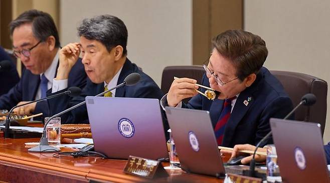 이재명 대통령이 5일 서울 용산 대통령실청사 국무회의실에서 김밥을 먹으며 국무회의를 하고 있다. 대통령실 제공