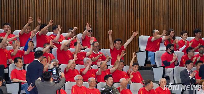 해병대 전우회 회원 등이 5일 '순직 해병 수사 방해 및 사건 은폐 등의 진상구명을 위한 특별검사의 임명 등에 관한 법률안'(채상병 특검법)이 통과되자 정면을 향해 손을 흔들고 있다.