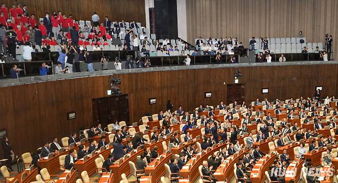 해병대 전우회 회원 등이 5일 '순직 해병 수사 방해 및 사건 은폐 등의 진상구명을 위한 특별검사의 임명 등에 관한 법률안'(채상병 특검법)이 통과되자 정면을 향해 경례하고 있다.