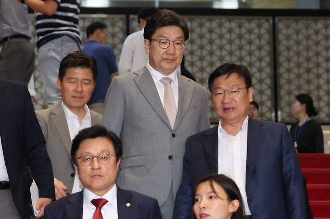 권성동 국민의힘 원내대표를 비롯한 의원들이 5일 내란특검법 등 3대 특검법안 표결에 불참한 채 국회 본회의장에서 나오고 있다. 연합뉴