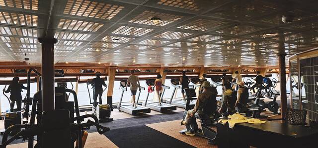 창밖으로 바다가 보이는 크루즈 내 헬스장.