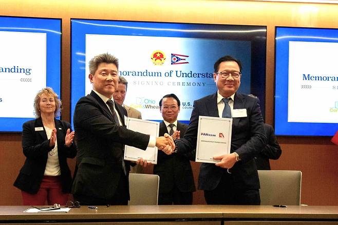 정도식(왼쪽) 팬오션 싱가폴법인장과 응우옌 투안 남 카이안 회장 4일(현지시간) 미국 오하이오주 컬럼버스에서 '미국산 곡물 공급을 위한 업무협약'(MOU)을 체결한 뒤 기념촬영을 하고 있다. 팬오션 제공