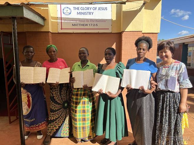 '어머니학교'에 참여한 현지 여성들이 각자 적은 성경 말씀 노트를 펼쳐보이고 있다.