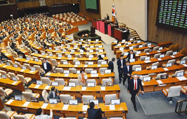 국민의힘 의원들이 5일 윤석열 전 대통령 부부와 전 정권 주요 인사들을 겨냥한 ‘3대 특검법’(내란 특검·김건희 여사 특검·채상병 특검)의 국회 본회의 상정에 반발하며 본회의장에서 퇴장하고 있다. 이병주 기자