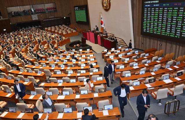 내란 특검법 수정안과 김건희 여사 특검법, 채해병 특검법 등 3대 특검법과 검사징계법이 5일 국회 본회의에 상정되자 국민의힘 의원들이 퇴장하고 있다. 이병주 기자