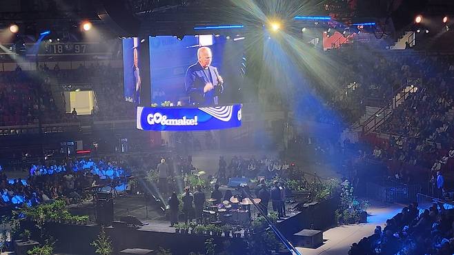 세계오순절협회(PWF) 윌리엄 윌슨 총재가 4일(현지시간) 핀란드 헬싱키에서 열린 오순절대회 첫날 마무리 예배에서 설교하고 있다. 헬싱키=조민영 기자