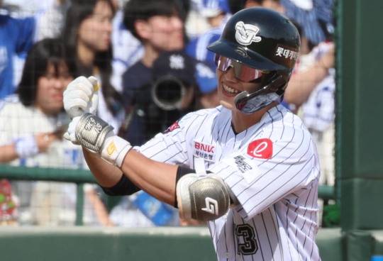 3점 홈런을 친 롯데 전민재. 사진[연합뉴스]