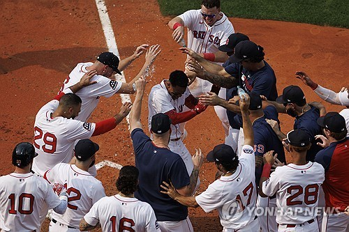 끝내기 홈런을 날린 라파엘라를 축하하는 보스턴 선수들. 사진[EPA=연합뉴스]