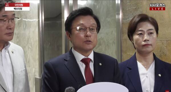 ▲박형수 국민의힘 원내수석부대표가 5일 의원총회 백브리핑에서 권성동 원내대표 사퇴와 관련해 대행이라는 제도가 없어 후임선출될 때까지 계속 업무를 본다고 밝히고 있다. 사진=시사포커스TV 영상 갈무리