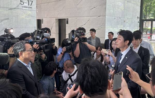 ▲이훈기 민주당 과방위원이 5일 오전 서울 종로구 SK 서린빌딩을 찾아가 최태원 회장 만남을 요청했으나, 유영상 SKT 대표가 최태원 회장을 만날 수 없다고 전했다. 사진=이훈기 의원실