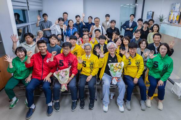 ▲ 6월3일 권영국 후보가 민주노동당 중앙당사에서 지지자들과 함께 21대 대통령선거 개표방송을 시청했다. 사진=민주노동당 홈페이지