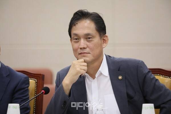 ▲ 지난해 8월 국회 과학기술정보방송통신위원회에 증인으로 참석한 김태규 위원장 직무대행이 발언하는 모습. 사진=김용욱 기자.