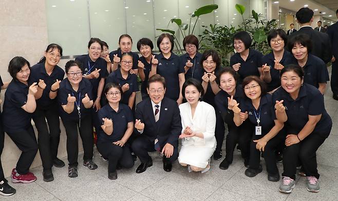 \이재명 대통령과 김혜경 여사가 4일 서울 여의도 국회에서 열린 제21대 대통령 취임선서식을 마치고 청소근로자들과 기념촬영을 하고 있다. [사진 출처 = 연합뉴스]
