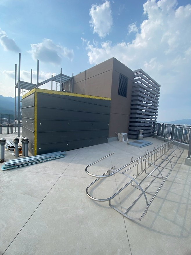 서울 강북구 A아파트 옥상에 설치 중인 군사시설.