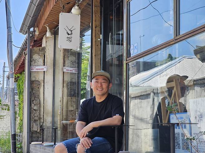 이상창 세상상회 대표가 자신의 가게 앞에서 인터뷰를 하며 활짝 웃고 있다. 이진한 기자