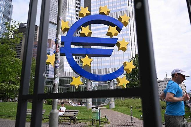 유로화 단위 기호를 형상화한 조형물이 5일(현지시간) 독일 프랑크푸르트 유럽중앙은행(ECB) 본부 앞에 설치돼 있다. [사진 = 연합뉴스]