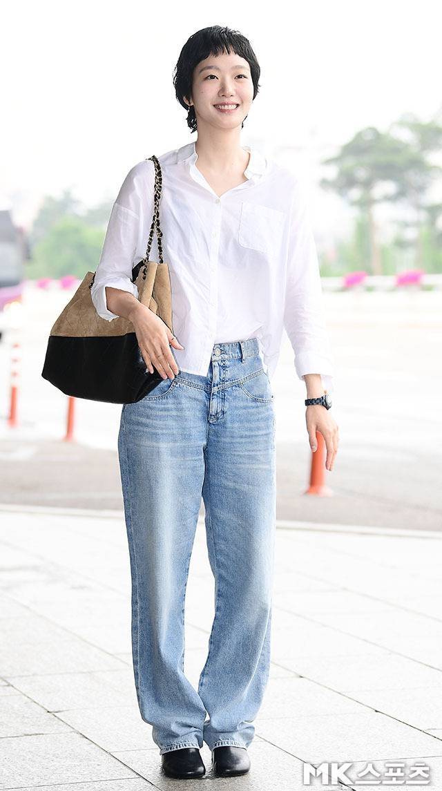 셔츠는 소매를 자연스럽게 걷어올려 루즈한 실루엣을 살렸고, 연청 데님은 캐주얼하면서도 정돈된 무드를 연출했다. 사진=김영구 기자