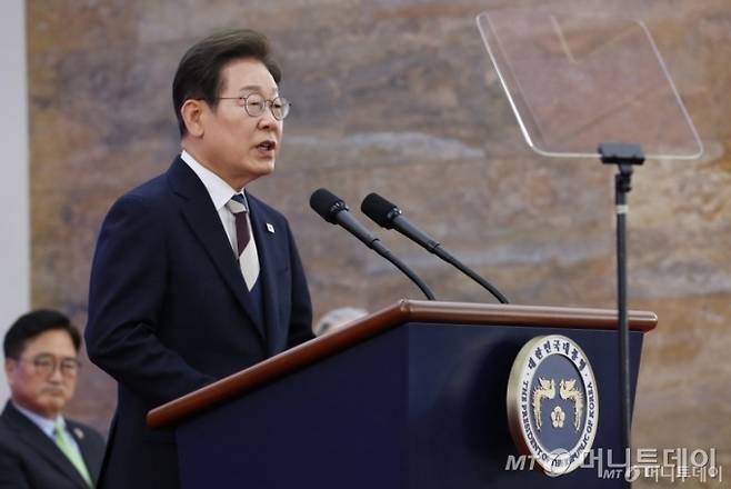 [서울=뉴시스] 국회사진기자단 = 이재명 대통령이 4일 서울 여의도 국회 로텐더홀에서 열린 제21대 대통령 취임 선서식에 참석해 취임사 하고 있다. 2025.06.04. photo@newsis.com /사진=