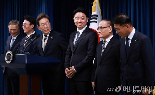 [서울=뉴시스] 고범준 기자 = 이재명 대통령이 4일 서울 용산 대통령실 청사에서 새 정부 첫 인사 발표를 하며 황인권 경호처장에게 경호 관련 당부를 하고 있다. 왼쪽부터 이종석 국정원장 후보자, 김민석 국무총리 후보자, 이 대통령, 강훈식 비서실장, 위성락 안보실장, 황 경호처장. (대통령실통신사진기자단) 2025.06.04. bjko@newsis.com /사진=고범준