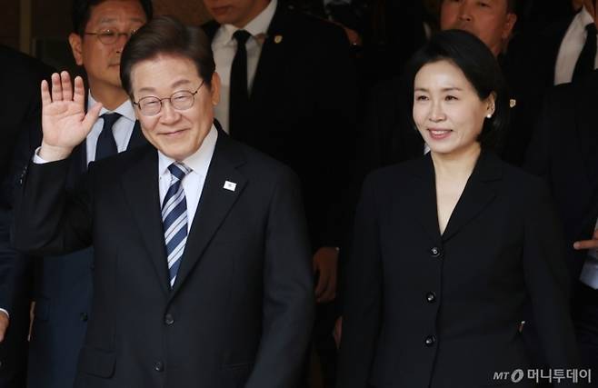 이재명 대통령과 김혜경 여사가 4일 오전 인천시 계양구 자택에서 나오며 환송나온 시민들과 인사를 하고 있다. / 사진=뉴스1