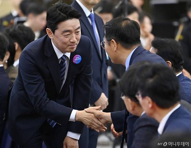 [서울=뉴시스] 국회사진기자단 = 대통령실 비서실장에 내정된 강훈식 더불어민주당 의원이 4일 오전 서울 여의도 국회의사당에서 열린 제21대 대통령 취임선서식에 참석하고 있다. 2025.06.04. photo@newsis.com /사진=조성봉