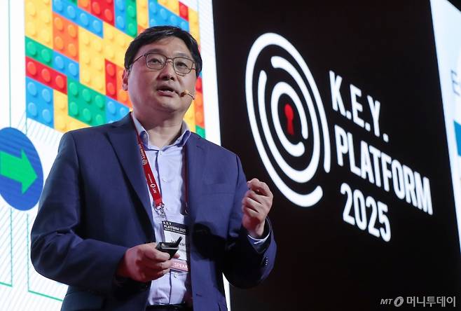 유제관 오믹인사이트 대표가 25일 영등포구 콘래드 서울 호텔에서 머니투데이 주최로 진행된 '2025 키플랫폼' 총회에서 '공간 생물학과 AI 기반 신약 개발'에 대해 발표하고 있다. /사진=김창현