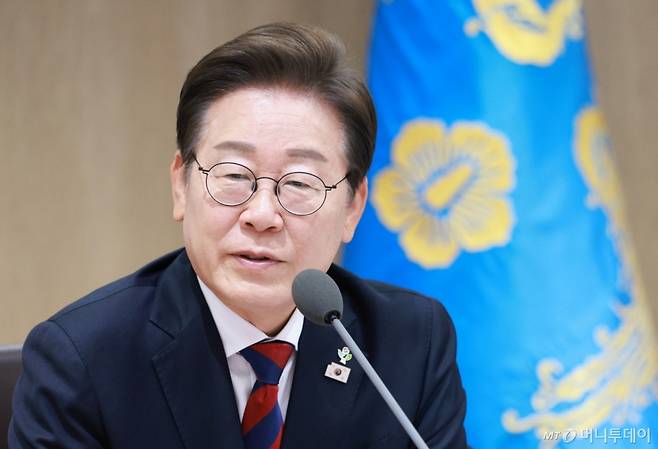 [서울=뉴시스] 고범준 기자 = 이재명 대통령이 5일 서울 용산구 대통령실 청사에서 열린 국무회의에서 발언하고 있다. 2025.06.05. bjko@newsis.com /사진=고범준