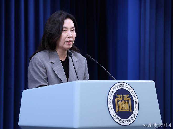 (서울=뉴스1) 박지혜 기자 = 강유정 대통령실 대변인이 5일 서울 용산구 대통령실 청사에서 현안 브리핑을 하고 있다.  이재명 대통령은 이날 한덕수 전 대통령 권한대행 국무총리가 지명한 이완규·함상훈 헌법재판관 후보자에 대한 지명을 철회했다. 강 대변인은 대통령실 브리핑을 통해 “한 전 총리가 권한 없이 지명했다”며 이같이 밝혔다.  2025.6.5/뉴스1  Copyright (C) 뉴스1. All rights reserved. 무단 전재 및 재배포,  AI학습 이용 금지. /사진=(서울=뉴스1) 박지혜 기자