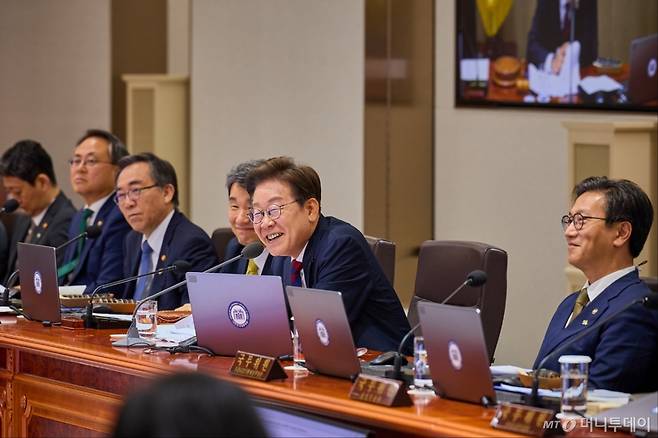 [서울=뉴시스] 이재명 대통령이 5일 서울 용산구 대통령실 청사에서 김밥을 먹으며 국무회의를 주재하고 있다. (사진=대통령실 제공) 2025.06.05. photo@newsis.com *재판매 및 DB 금지 /사진=