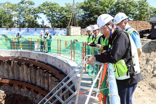 이성해 국가철도공단 이사장이 지난 4일 신부당선 광교-호매실 철도사업의 환기구와 정거장 건설 현장을 점검했다. /사진=국가철도공단