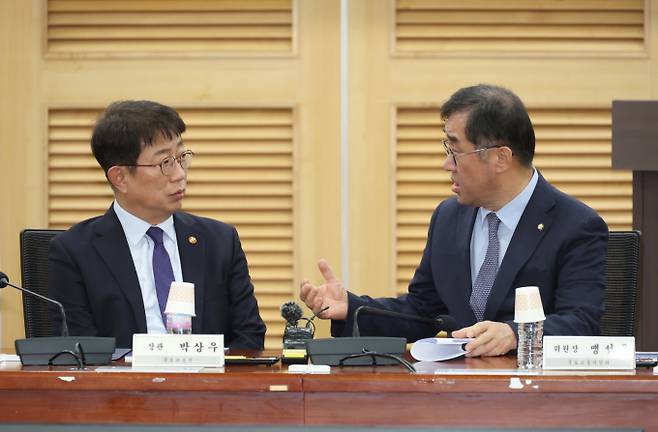 정치인 출신 장관의 경우 대통령의 신임을 바탕으로 임기 초 주요 정책을 신속하게 밀어붙일 수 있다는 장점도 있다. 사진은 지난 2월 맹성규 국회 국토교통위원장과 박상우 국토교통부 장관이 부동산 PF 선진화를 위한 토론에서 대화하는 모습. /사진=뉴시스