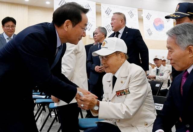 지난 제74주년 호국보훈의 날 행사에서 유정복(왼쪽) 인천시장이  6.·25전쟁 참전 유공자와 악수하고 있다. 인천시 제공