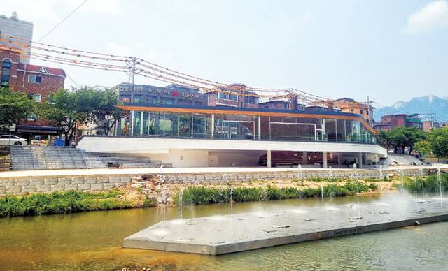 서울 강북구 수유동 647-4 일대에 개장하는 우이천 수변활력거점 전경. 이곳에는 북한산 등 외부 전경을 한눈에 조망할 수 있는 건물형 테라스가 생긴다. 테라스 내부에는 책을 읽고 휴식을 즐길 수 있는 만화 테마카페가 생길 예정이다. 강북구청 제공