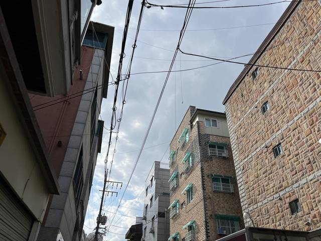 서울 금천구의 공중케이블 정비 전 모습. 금천 구청 제공