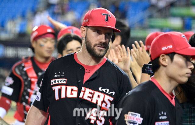 2025년 6월 4일 오후 서울 잠실구장에서 진행된 '2025 신한 SOL뱅크 KBO 리그' KIA 타이거즈와 두산 베어스의 경기. KIA 위즈덤이 8-3으로 승리한 뒤 기뻐하고 있다./잠실 = 유진형 기자