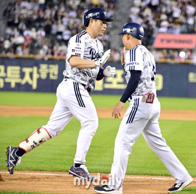 2025년 6월 4일 오후 서울 잠실구장에서 진행된 '2025 신한 SOL뱅크 KBO 리그' KIA 타이거즈와 두산 베어스의 경기. 두산 양의지가 5회말 2사 후 동점 홈런을 친 뒤 기뻐하고 있다./마이데일리